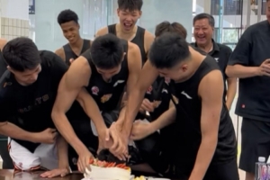 体育直播-杜锋晒杜润旺生日会花絮：被一群人摁蛋糕里 事后找徐杰“算账”