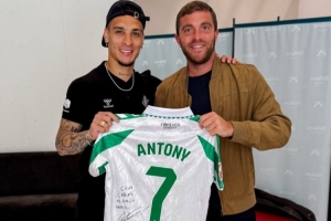 网页版登录入口-罗马诺社媒晒与安东尼合照：很高兴看到你的笑容与快乐，继续前进