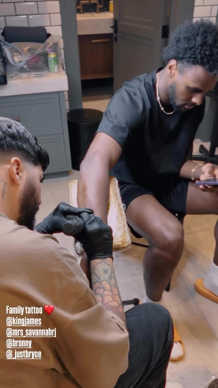 网页版登录入口-詹姆斯家庭专属体验：知名纹身师受邀为四口之家打造亲密纹身时刻