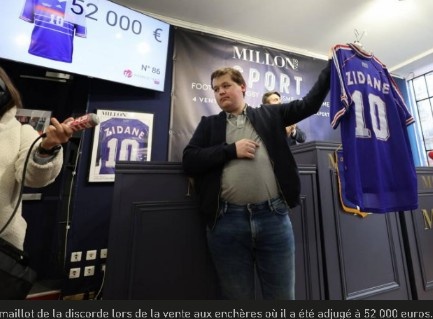 中国九游体育-卖了5.2万欧！队报：一件齐达内的98世界杯决赛球衣被质疑真假