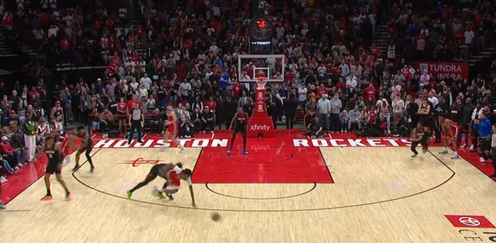 APP下载-这是什么？锡安边线球直接发给空气失误 琼斯拼命救球但摔倒了